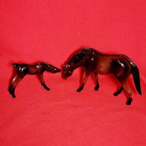 Vintage Horses Glossy Bay Grazing Thoroughbred Mare Foal Set of 2